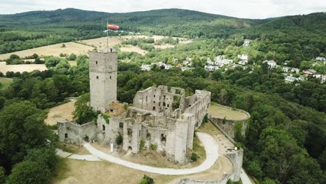 zamek königstein na wzgórzu, niemcy, latający wokół