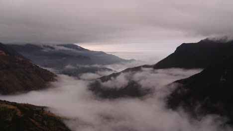 Drone-View-El-Parque-Nacional-Cajas,-Sierra-Ecuatoriana