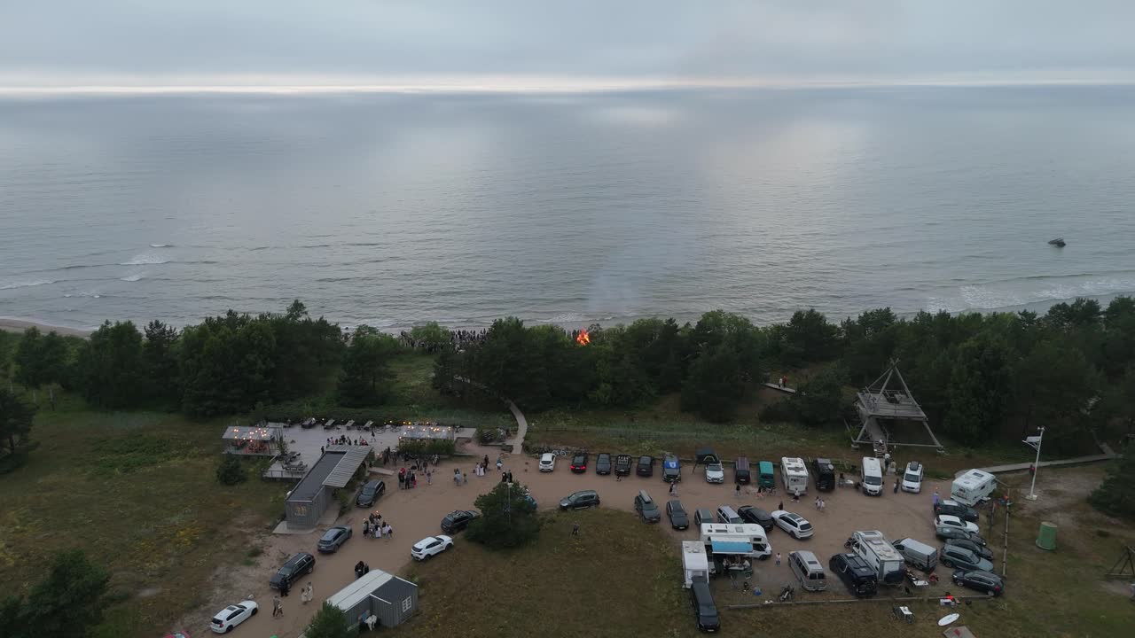 라트비아의 파빌로스타에서 여름 중간 휴일 축하
