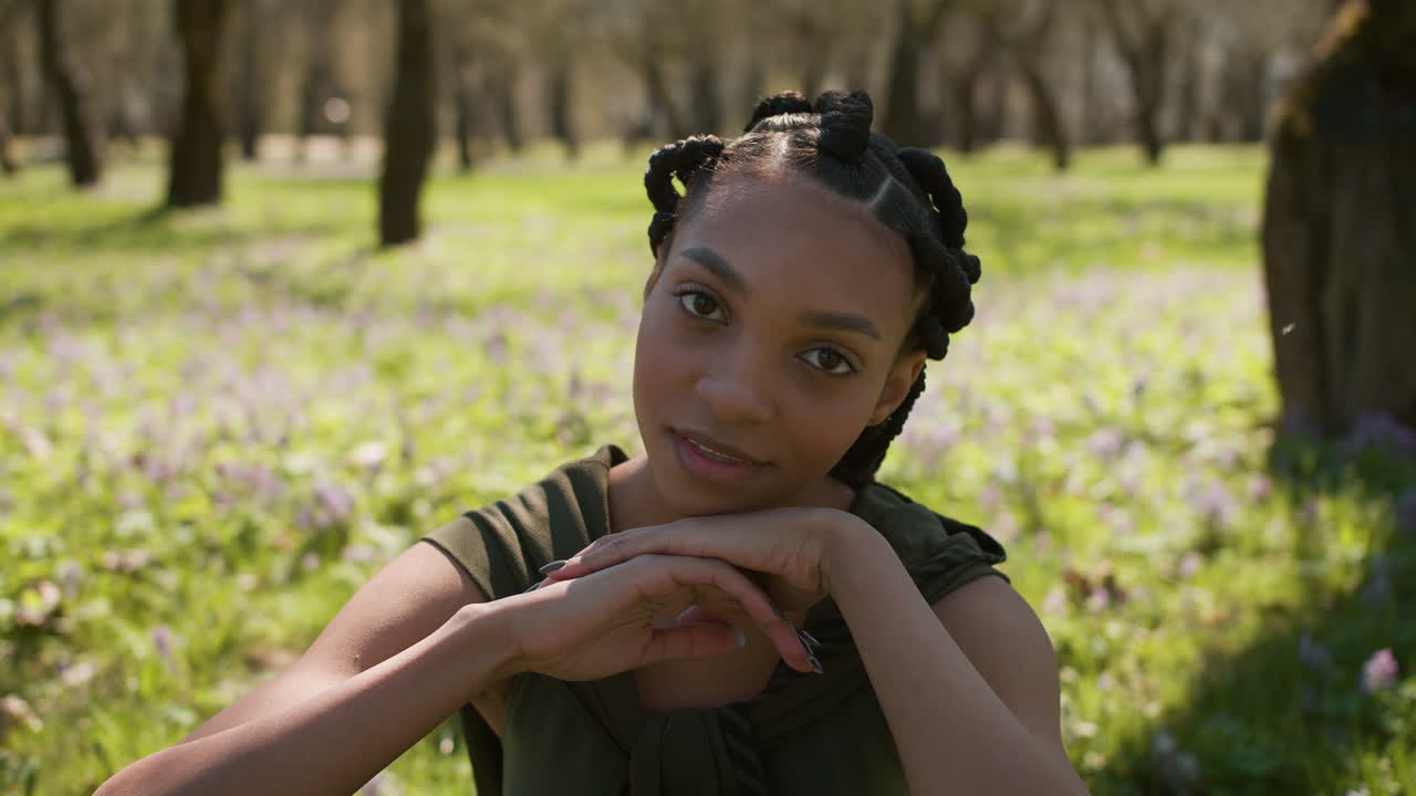 mujer sentada en la hierba