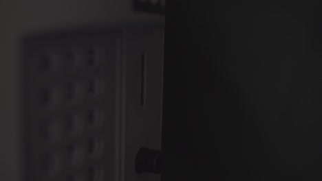 persona insertando una moneda en una máquina