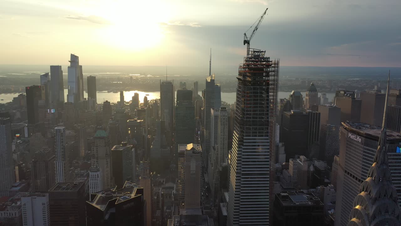 Uma vista aérea mostra arranha-céus perto da 42ª Rua em Nova York, Nova York, ao pôr do sol.