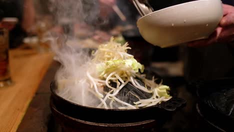 jingsukan añadiendo verduras