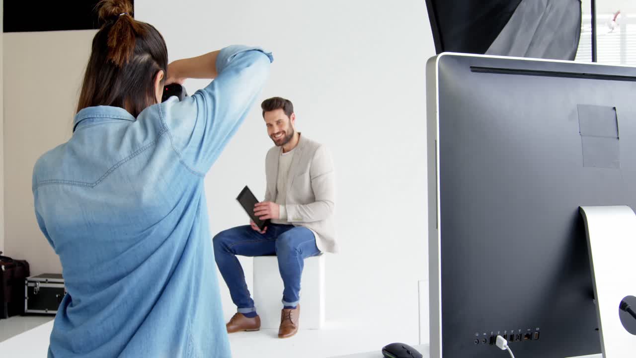 패션 촬영 중 남성 모델과 함께 촬영하는 사진작가