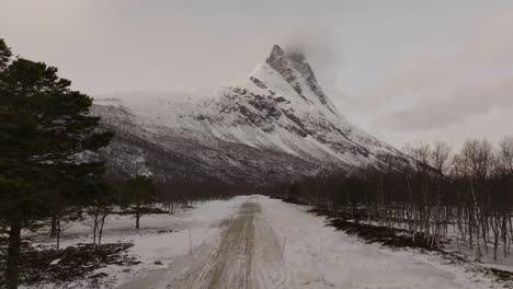 Magnífica-Vista-De-La-Montaña-Otertinden-Durante-El-Invierno-En-El-Norte-De-Noruega---Toma-Aérea