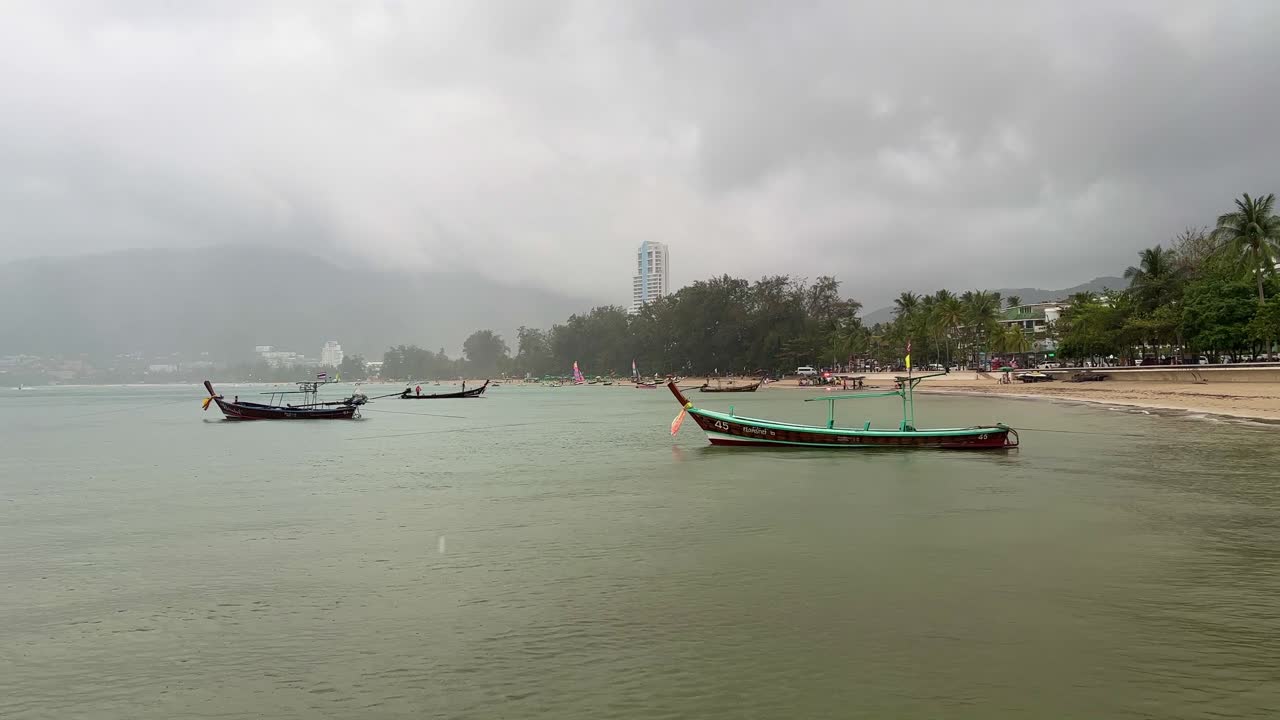 al sur de tailandia en un día lluvioso y nublado cerca de la playa de la libertad en phuket con un barco de cola larga