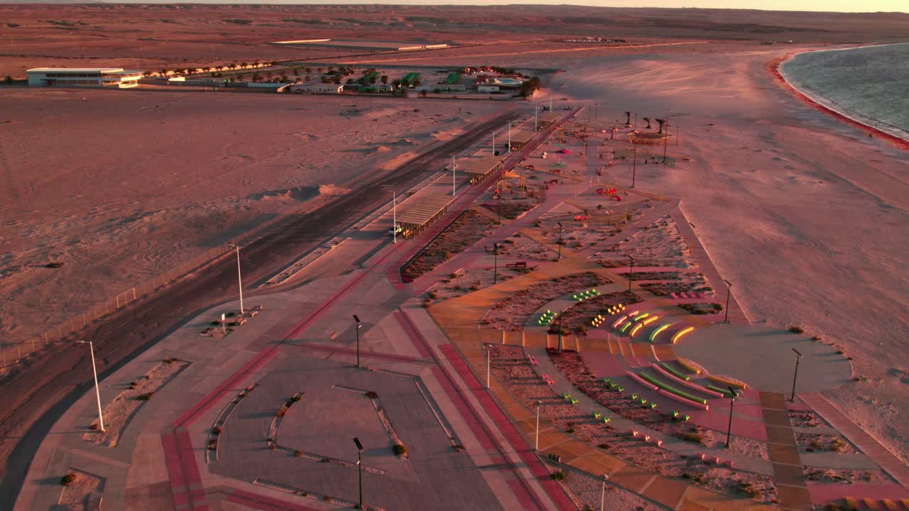 el paseo marítimo de bahía inglesa, una estructura deportiva recién inaugurada al atardecer - fotografía aérea
