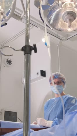 cirujano en la sala de operaciones