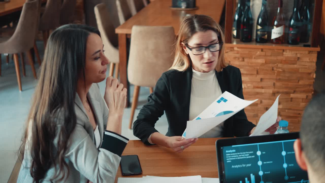 disparo medio de empresarios discutiendo analizar las finanzas cuando tienen descanso en un bar de café.