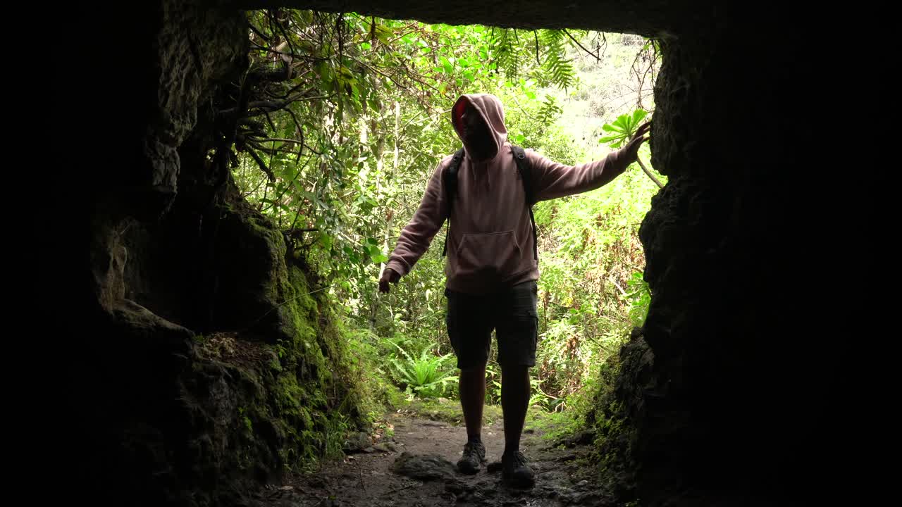 Homem explorando um túnel em uma caverna