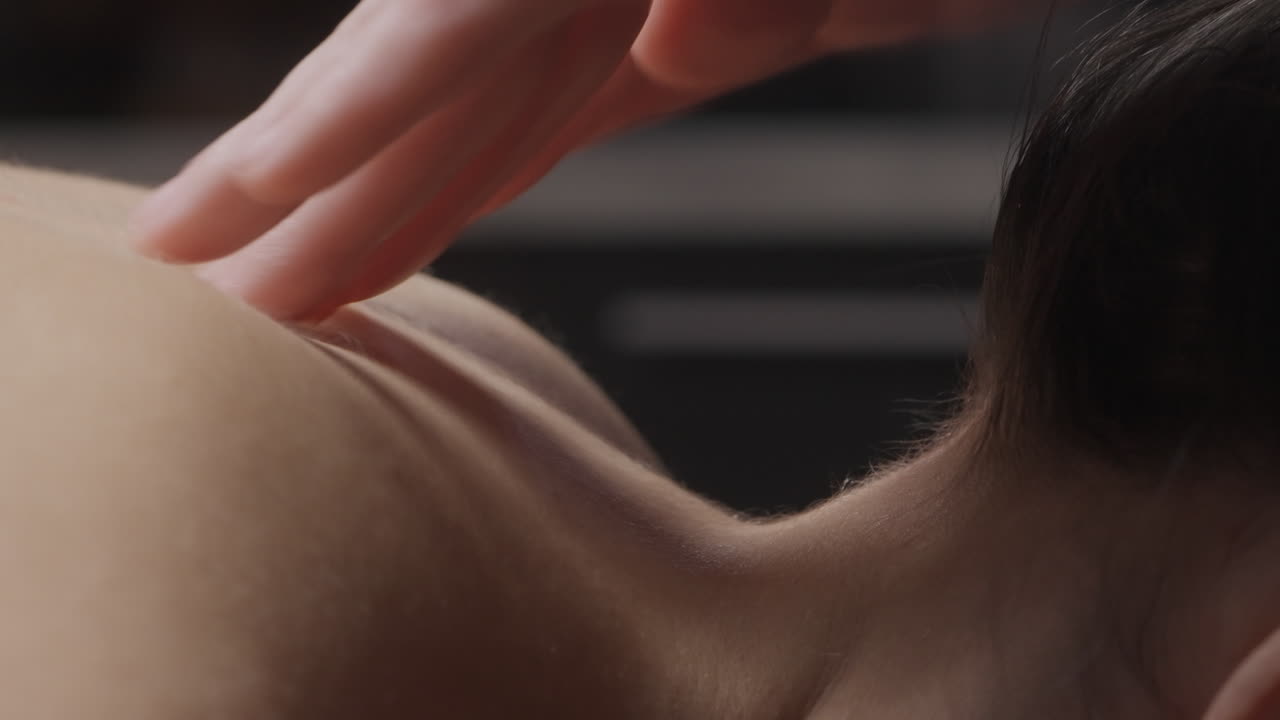 여성의 등과 목의 클로즈업