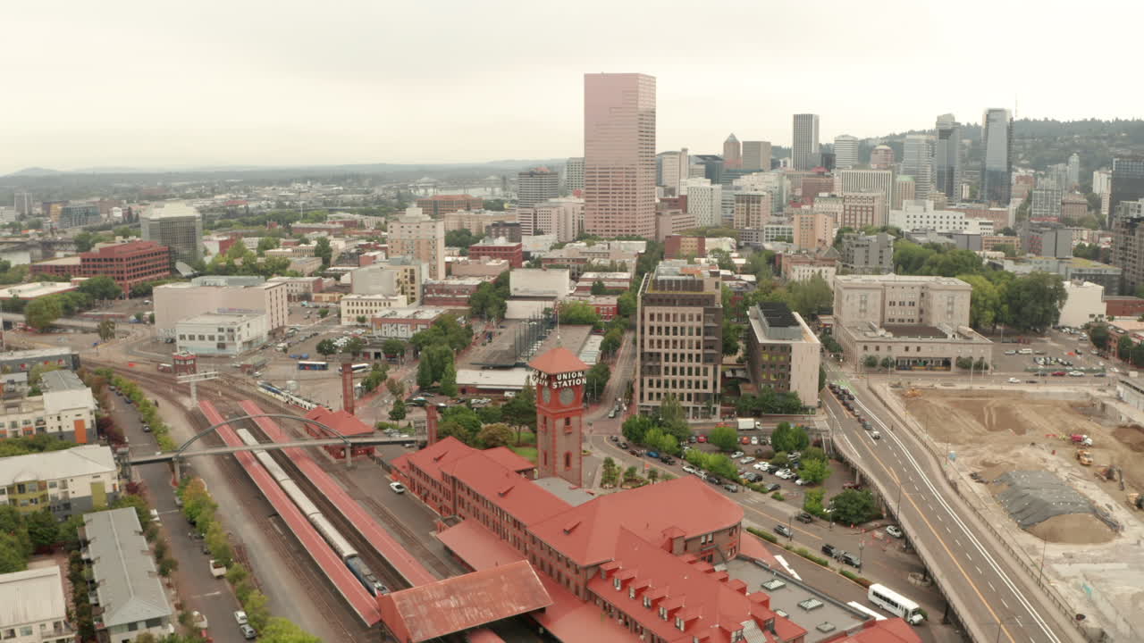 Ripresa aerea in dolly all'indietro sopra la stazione Union con la città di Portland sullo sfondo