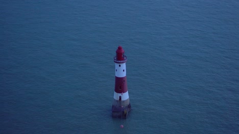 Weißer-Und-Roter-Leuchtturm-Auf-See:-Blinkendes-Licht-In-Der-Abenddämmerung