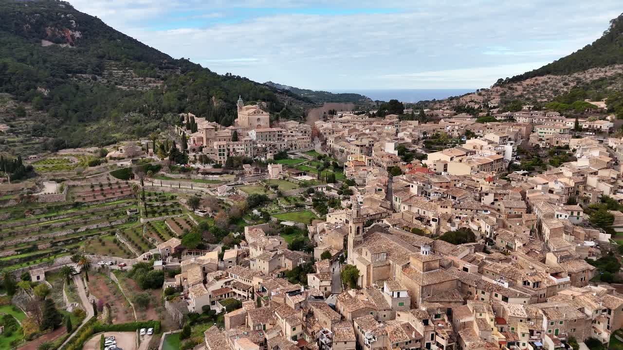 pueblo tradicional de valldemossa en la montaña tramuntana, mallorca, islas baleares, españa disparado por un avión no tripulado