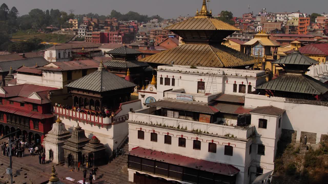 Kohokuva Bagmati-joesta ja Pashupatinathin temppelistä Katmandussa, Nepalissa