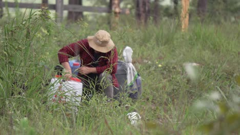 Hombre-Preparando-Su-Pulverizador-De-Mochila,-Para-Trabajar-En-La-Granja.