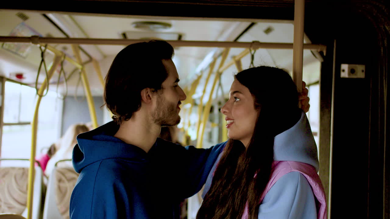 버스 에 있는 부부 의 측면 전망