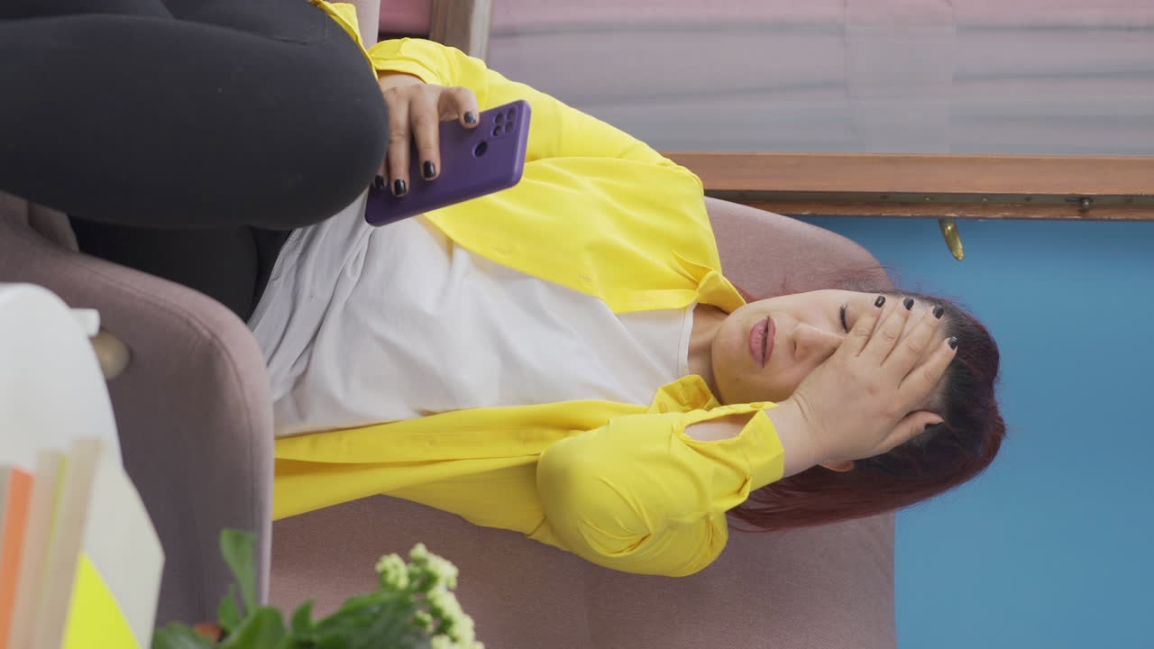 비관적인 사고의 여성의 수직 비디오입니다.