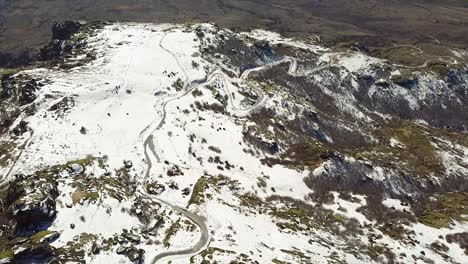 Carretera-De-Montaña-Cubierta-De-Nieve-En-Invierno-Tiro-De-Drones