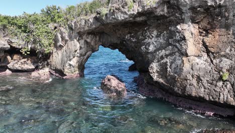 Toma-De-Drone-Del-Arco-Natural-Hondonada,-Entrada-Al-Mar-En-Las-Galeras,-Dr.