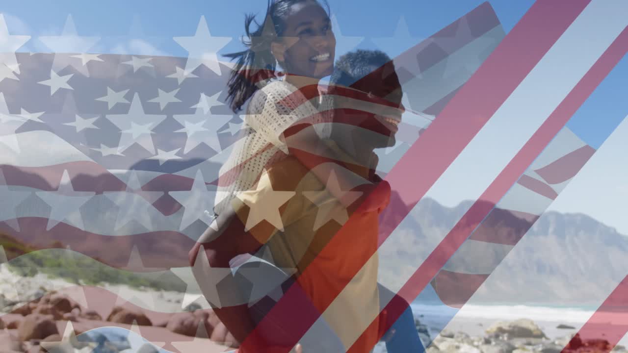 animación de la bandera estadounidense sobre una pareja diversa sonriente llevando en las montañas