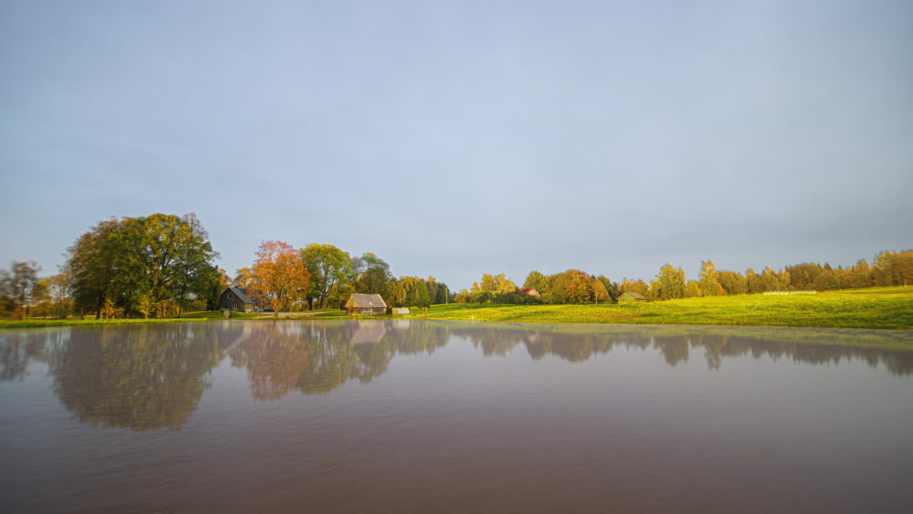 시골의 호수 근처의 집에서 날씨가 변하는 가을에서 겨울의 시간 경과