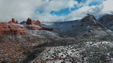 Vista-Panorámica-De-Sedona-Arizona,-Montañas-De-Roca-Roja-Durante-El-Invierno