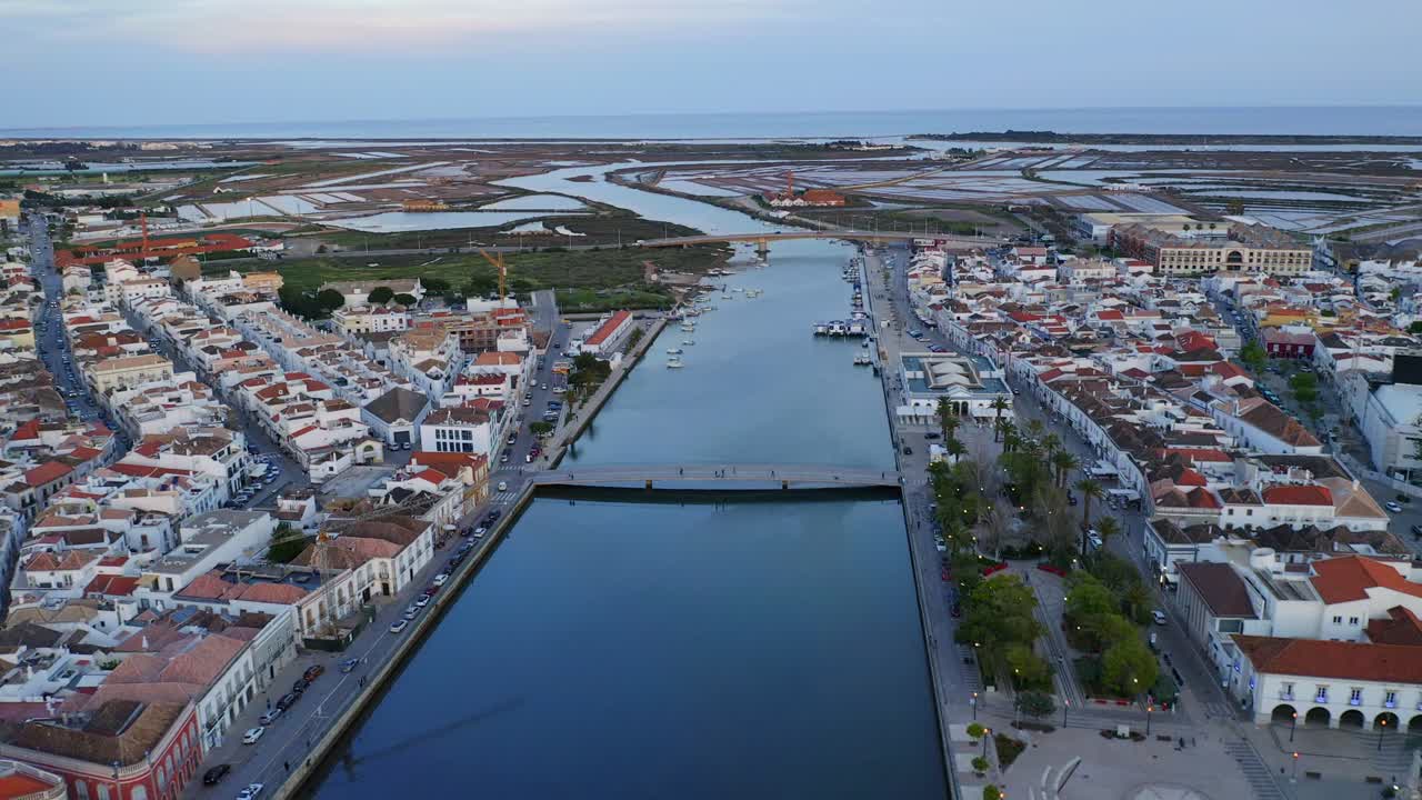 Río con puentes en un pueblo