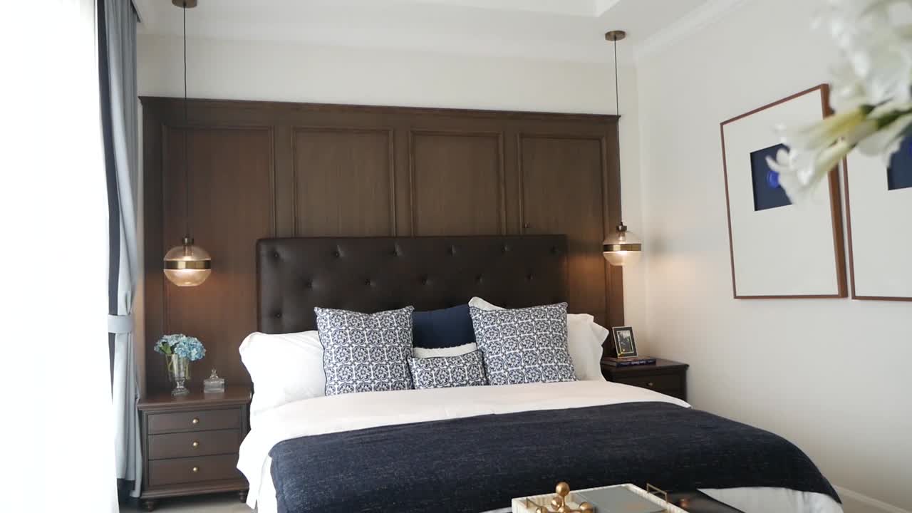 Design d'interni: Camera da letto con mobili eleganti e di stile
