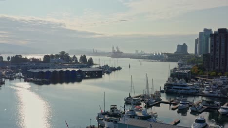 Atemberaubende-Drohnen-Luftaufnahme-über-Dem-Yachthafen-Von-Vancouver,-Kanada