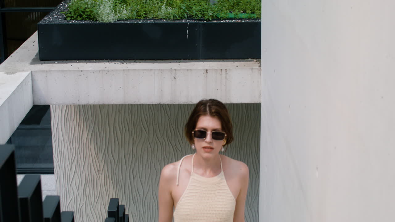 선글라스, 하이힐과 드레스를 입은 우아한 여성