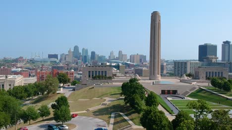 Drone-video-panning-up-the-World-War-One-Memorial-in-Kansas-City,-Missouri