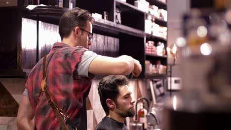 Friseur-Kämmt-Kunden-Haare