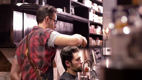 peluquero peinando el cabello de los clientes