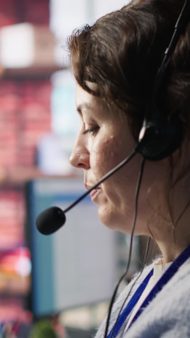 Vertical video Call center agent uses artificial intelligence to enhance customer interactions