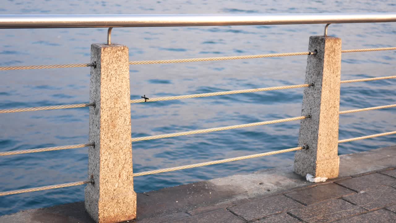 평온한 물 의 금속 레일링