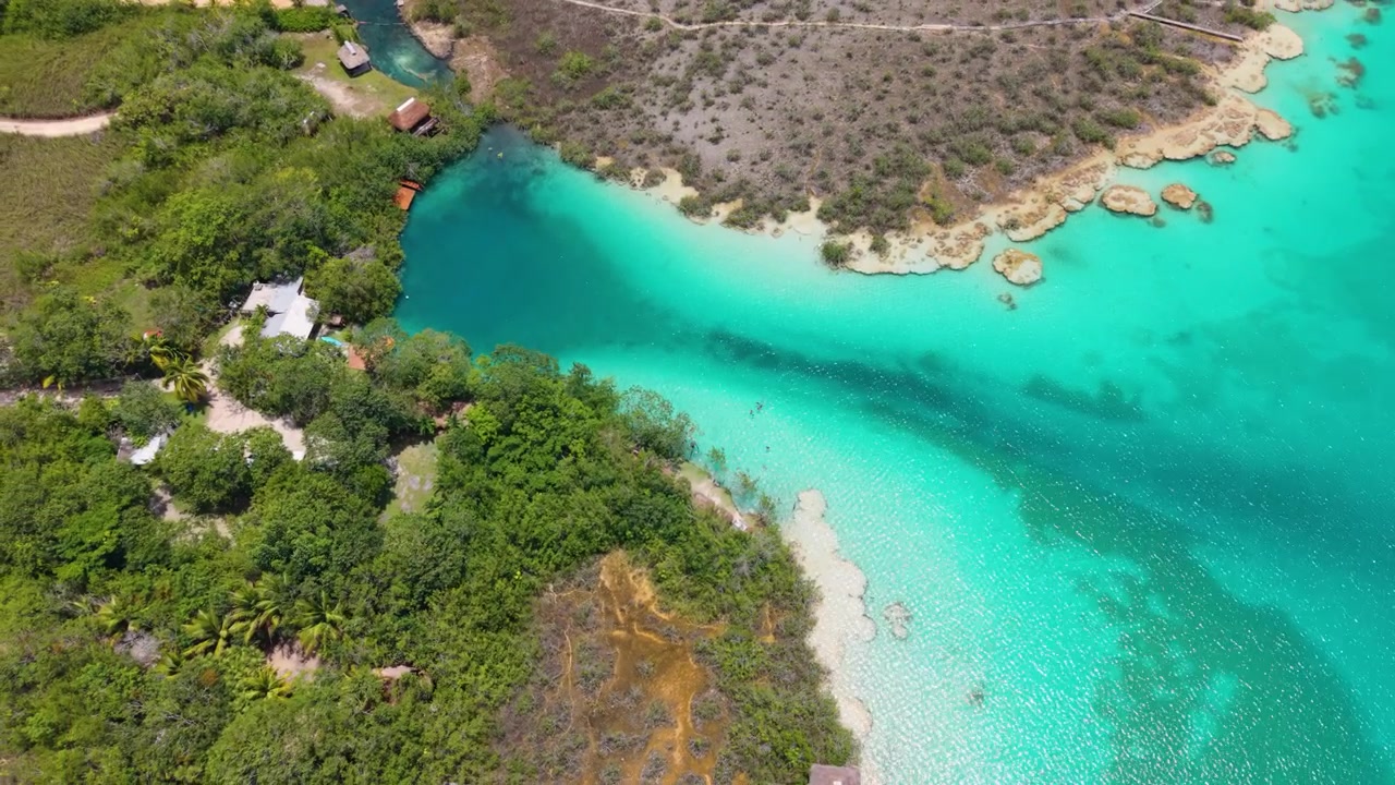 Veduta con drone della Laguna Bonanza nel sistema lagunare di Bacalar