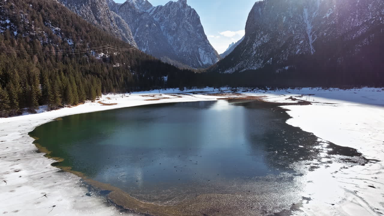 Letecký pohled dronem na jezero Toblacher See v obci Toblach v Jižním Tyrolsku, Itálie