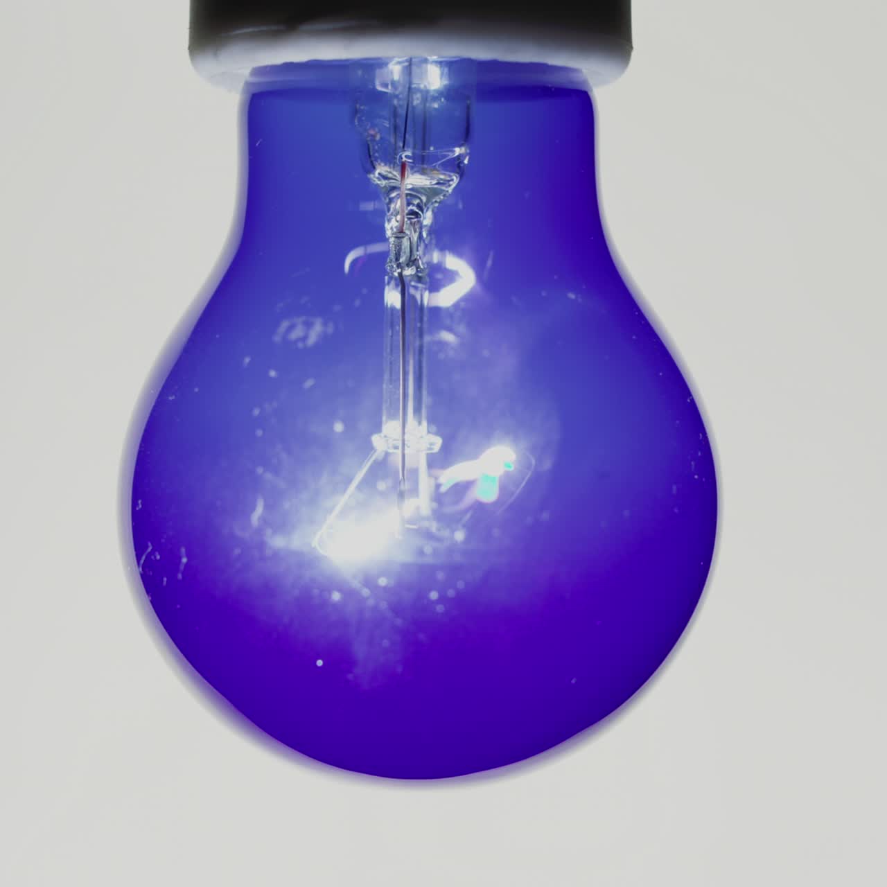 흰색 배경에 자외선이 켜집니다 1