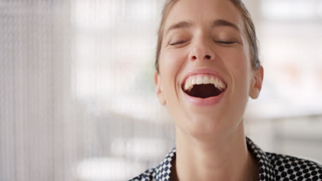 retrato de una exitosa empresaria emprendedora en una oficina ocupada