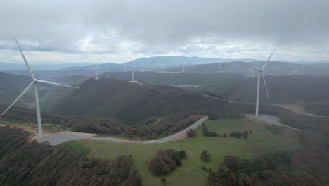 Luftaufnahmen-Eines-Windparks-Voller-Windmühlen-In-Mexiko