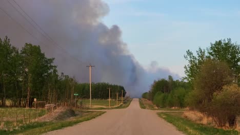 Espeluznantes-Penachos-De-Humo-De-Incendios-Forestales-Que-Se-Elevan-En-El-Aire-En-Alberta,-Canadá