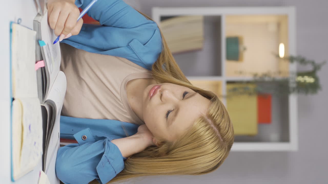 Video verticale di studentessa con dolore al collo