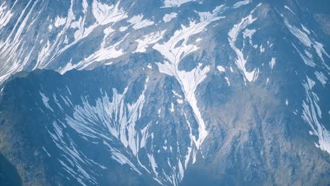 vista aérea paisaje de montañas cubiertas de nieve