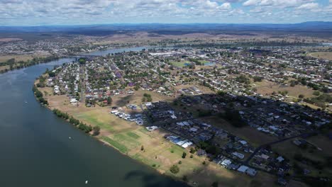 Jacarandas-Y-Estructuras-Construidas-En-Grafton-Con-Vista-Lejana-Del-Puente-De-Grafton-Que-Cruza-El-Río-Clarence