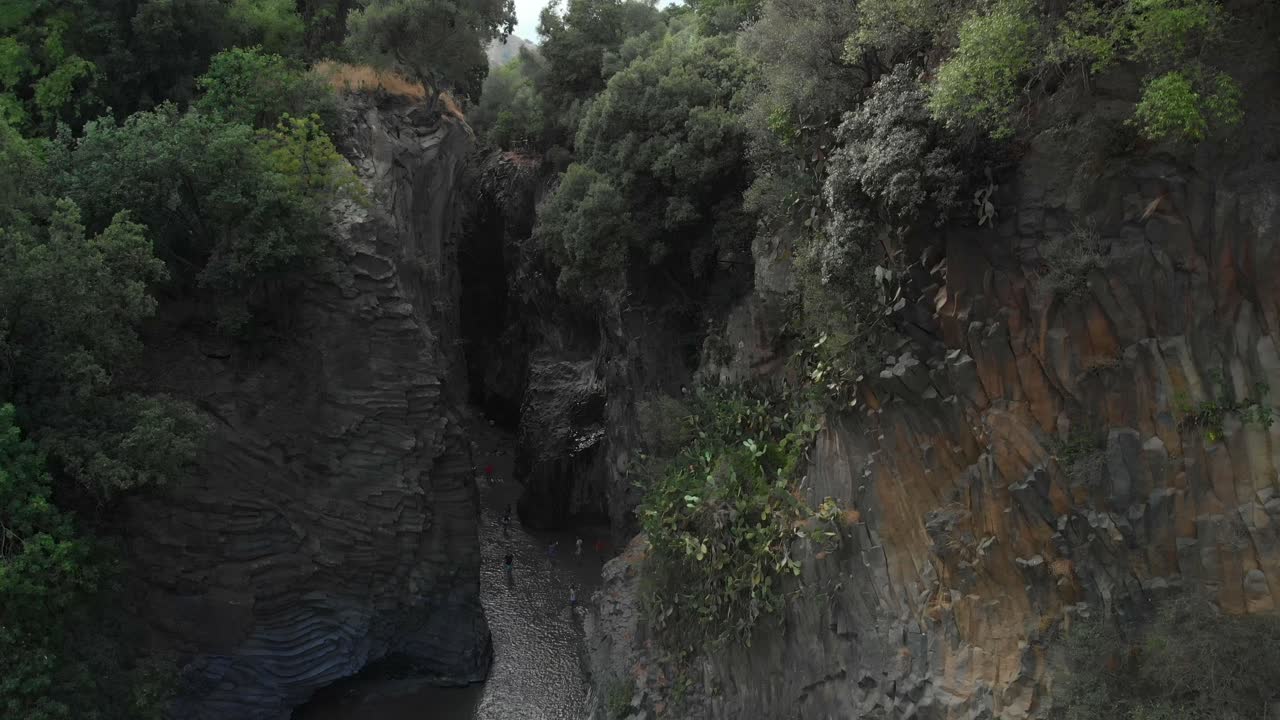 antena 4k: drone descendiendo sobre las gargantas de alcantara, un impresionante canal de columnas de lava erosionadas naturalmente en barrancos, cañones y cuevas