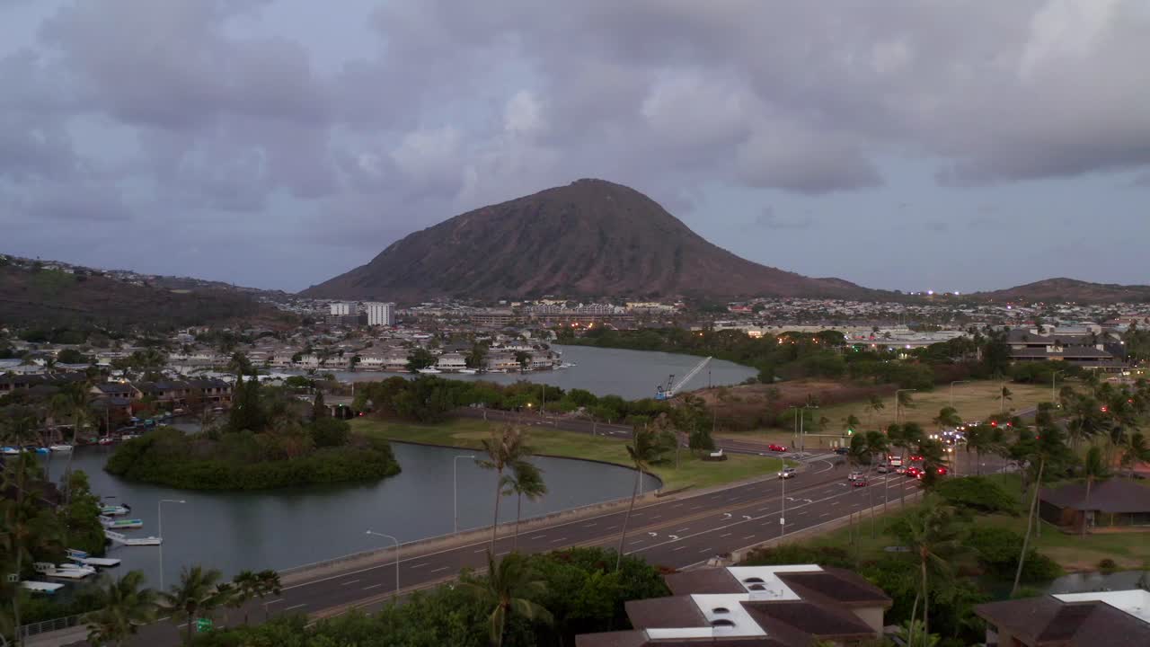 retiro al atardecer del puerto deportivo hawaii kai nebuloso, montaña koko head en el fondo