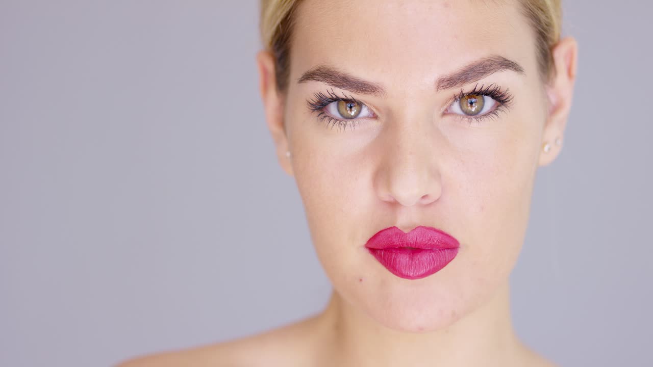 el retrato de una mujer rubia adorable en gris