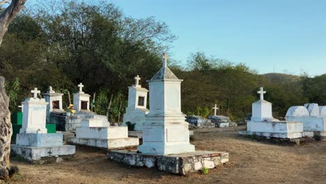 tumbas de mármol en el cementerio municipal de el triunfo, baja, méxico