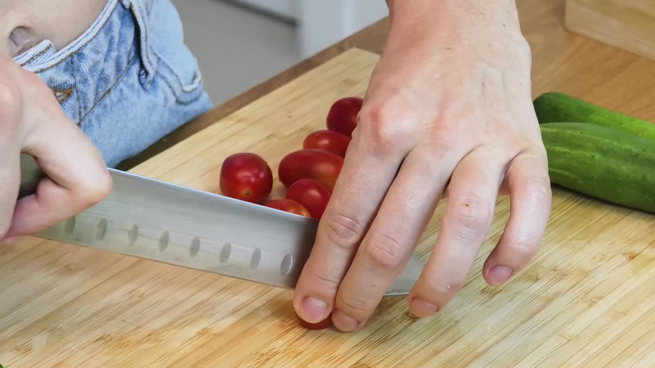 preparando una ensalada con tomates y pepino